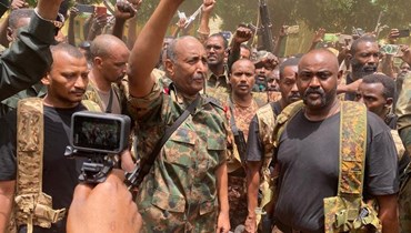  قائد الجيش عبد الفتاح البرهان أثناء زيارته لبعض مواقع الجيش في الخرطوم (30 أيار 2023، أ ف ب).