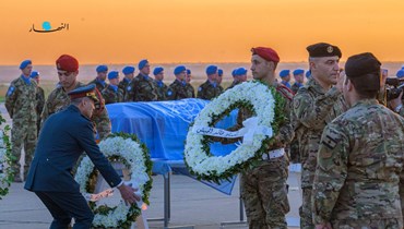 مشهد من مراسم تأبين رسميّة للجنديّ الإيرلنديّ شون روني الذي قُتل في العاقبية، في مطار رفيق الحريري الدولي (18 ك1 2022 - نببل اسماعيل).