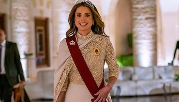 من ديور إلى إيلي صعب... بدت الملكة رانيا أكثر إشعاعاً بالفستان البيج (صور وفيديو)