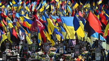 قبور جنود أوكرانيين قتلى في مقبرة ليتشاكيف العسكرية في مدينة لفيف غرب أوكرانيا (1 حزيران 2023، أ ف ب). 