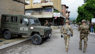 جنود من الناتو يقومون بدورية في شوارع زفيكان شمال كوسوفو (1 حزيران 2023، أ ف ب).