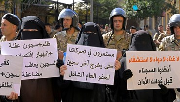 مشهد من تجمّع للمطالبة بالعفو العام أمام مدخل مجلس النواب (18 ت1 2022 - نبيل إسماعيل).