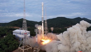 صاروخ جديد يحمل قمراً صناعياً أثناء مغادرته منصة الإطلاق في كوريا الشمالية (أ ف ب). 