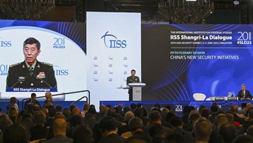 وزير الدفاع الصيني لي شانجفو يلقي خطابا خلال قمة حوار شانغري- لا في سنغافورة (4 حزيران 2023، أ ف ب).
