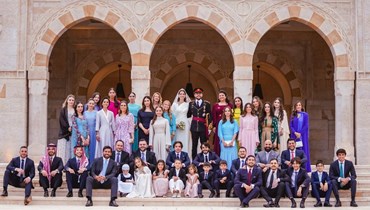 ولي العهد الأردني الأمير حسين بن عبدلله الثاني وزوجته رجوة الحسين يقفان لالتقاط صورة مع الضيوف خلال حفل زفافهما الملكي في عمان (1 حزيران 2023، أ ف ب).