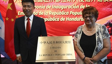 مستشار الحكومة الصينية، يو بو، مع المرشحة الرئاسية الثانية لهندوراس، دوريس جوتيريز، أثناء افتتاح السفارة الصينية في تيغوسيغالبا (5 حزيران 2023، "أ ف ب").