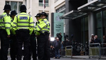 عناصر من الشرطة انتشروا بجوار محاكم العدل الملكية وسط لندن (6 حزيران 2023، أ ف ب). 