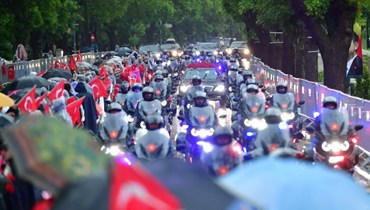 ترافق الشرطة الرئيس التركي رجب طيب إردوغان أثناء مغادرته البرلمان التركي بعد أداء اليمين الدستورية (أ ف ب). 