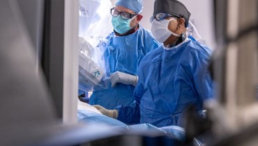 الدكتور بورس ويلكوف والدكتور نيراج فارما خلال عملية زرع الجهاز للمريض في 17 أيار 2023.