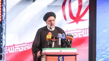 رئيسي متكلما خلال احتفال ازاحة الستار عن صاروخ "الفتاح'' الفرط صوتي في طهران (6 حزيران 2023، ا ف ب).