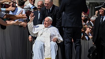 البابا فرنسيس ملوحا لدى مغادرته في نهاية اللقاء الاسبوعي العام في ساحة القديس بطرس في الفاتيكان (7 حزيران 2023، أ ف ب).
