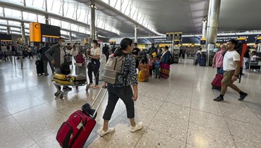 مسافرون في مطار هيثرو بلندن (13 تموز 2022، أ ب). 