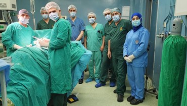 الفريق الطبي المشرف على العملية في مستشفى بعلبك الحكومري.