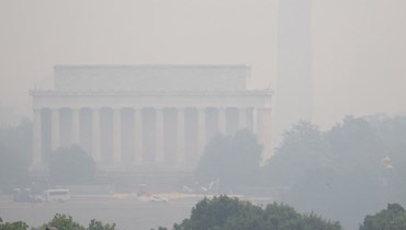 ضباب دخان يلفّ نصبي لنكولن وواشنطن التذكارييين في ناشونال مول في واشنطن العاصمة (8 حزيران 2023، أ ف ب). 