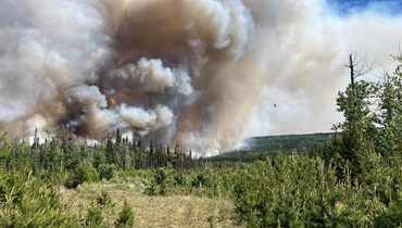 دخان يتصاعد من وست كيسكاتيناو ريفر وبيفاين كريك من جراء حرائق الغابات في منطقة داوسون كريك في كولومبيا البريطانية بكندا (7 حزيران 2023، أ ف ب).