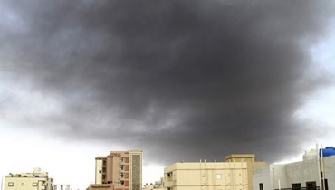 دخان أسود يتصاعد وسط قتال متواصل في الخرطوم (9 حزيران 2023، ا ف ب). 