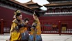  امرأة وفتاة ترتديان زياً صينياً تقليديا يتحدثان خلال جلسة تصوير في بيجينغ (أ ف ب). 