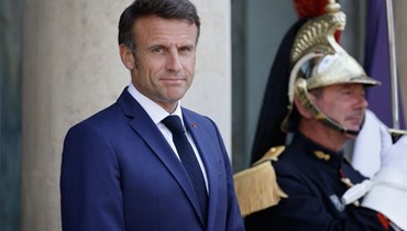 ماكرون ينتظر وصول رئيس مدغشقر الى قصر الإليزيه في باريس (9 حزيران 2023، أ ف ب). 