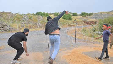 شبان يرشقون بالحجارة عند الحدود الجنوبية (نبيل اسماعيل).