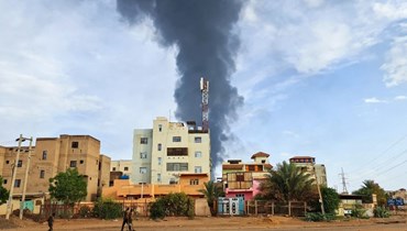 دخان أسود يتصاعد خلف المباني وسط القتال المستمرّ في الخرطوم (أ ف ب). 