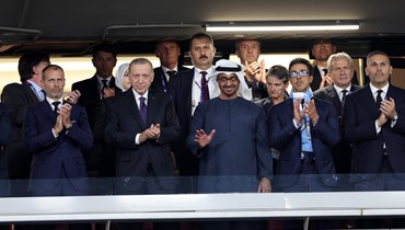بن زايد ونائبه إلى جانب أردوغان (أ ف ب).