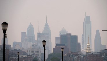 دخان منبعث من حرائق الغابات في كندا، غطى سماء فيلادلفيا، كما شوهد من كامدن بنيو جيرسي (7 حزيران 2023، أ ف ب). 