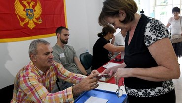 امرأة تدلي بصوتها في مركز اقتراع في بودغوريتشا (11 حزيران 2023، أ ف ب). 