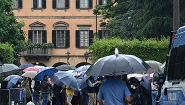 صحافيون وأشخاص تجمعوا امام فيلا سان مارتينو، مقر برلسكوني، في أركور شمال إيطاليا بعد وفاته (13 حزيران 2023ـ أ ف ب).