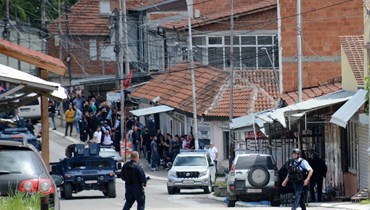عناصر من شرطة كوسوفو يقومون بدوريات في أحد الشوارع في مدينة ميتروفيتسا شمال كوسوفو بعد اشتباكات مع صرب (13 حزيران 2023، ا ف ب).