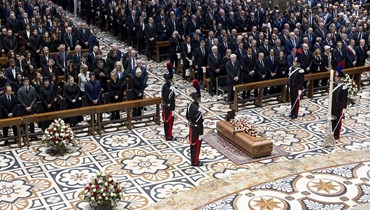 نعش برلسكوني مسجى في كاتدرائية ديومو في ميلانو خلال جنازته (14 حزيران 2023، أ ف ب).