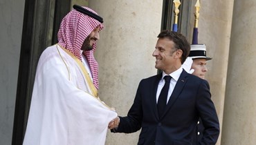 ماكرون مستقبلا الأمير محمد بن سلمان في قصر الإليزيه  في باريس (16 حزيران 2023، أ ف ب). 