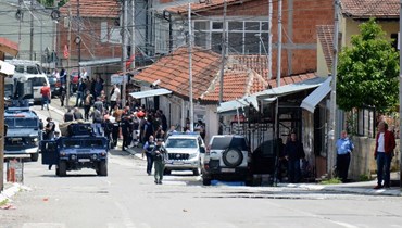 عناصر من شرطة كوسوفو يقومون بدوريات في أحد الشوارع بعد اشتباكات مع الصرب اثر توترات في مدينة ميتروفيتسا شمال كوسوفو (13 حزيران 2023، أ ف ب).