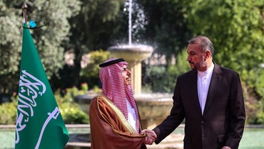 وزير الخارجية السعودي الأمير فيصل بن فرحان ونظيره الإيراني حسين أمير عبداللهيان في طهران (17 حزيران 2023 - أ ف ب).