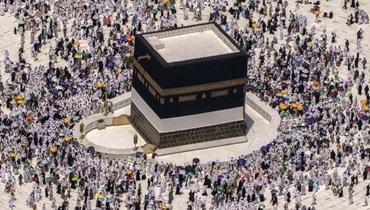 صورة ارشيفية- حجاج مسلمون يطوفون حول الكعبة في مكة المكرمة (10 تموز 2022، أ ب). 