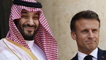 الرئيس الفرنسي إيمانويل ماكرون وولي العهد السعودي الأمير محمد بن سلمان (أ ف ب).