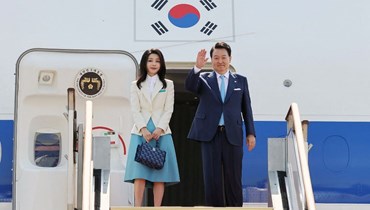 رئيس كوريا الجنوبية وزوجته قبيل مغادرتهما البلد في جولة خارجية (أ فب ).