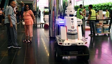 روبوتات الشرطة في مطار سنغافورة 