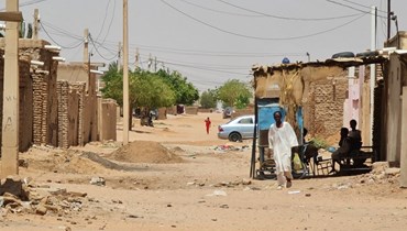 رجل يسير في أحد شوارع الخرطوم (19 حزيران 2023 - أ ف ب). 