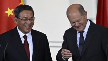 المستشار الألماني أولاف شولتس (الى اليمين) ورئيس الوزراء الصيني لي تشيانغ خلال مؤتمر صحافي في برلين (20 حزيران 2023، أ ف ب).