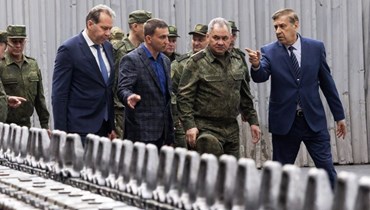 شويغو (الثاني من اليمين) يزور مصنع دبابات في منطقة أومسك (17 حزيران 2023، أ ف ب).