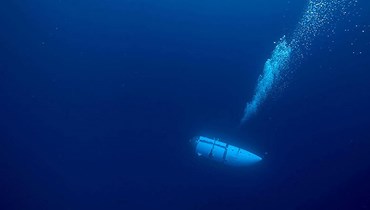 صورة غير مؤرّخة نشرتها شركة "أوشنغيت إكسبدشنز" تُظهر الغواصة "تيتان" أثناء الهبوط (أ ف ب).