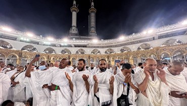 الحجّاج يصلّون في  في مدينة مكة المكرمة في 22 حزيران 2023 (أ ف ب). 