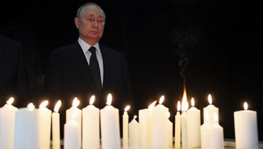 بوتين وقف أمام شموع اضيئت في النصب التذكاري "الأم الحزينة" خلال زيارته المعرض في متحف النصر في موسكو (22 حزيران 2023، أ ف ب).