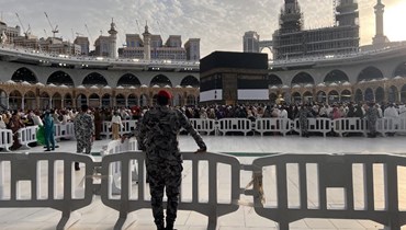 حجّاج مسلمون حول الكعبة في المسجد الحرام في مدينة مكة المكرمة، عند وصولهم لأداء فريضة الحج (24 حزيران 2023 - أ ف ب).