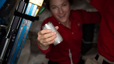 رائدة فضاء "ناسا" كايلا بارون تستبدل مصفاة في مجموعة معالج المحلول الملحي بالمحطة الفضائية (ناسا).