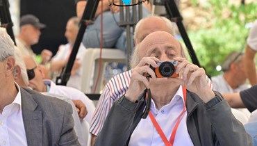 وليد جنبلاط يلتقط صورة بكاميرته الخاصة أثناء انتخابات الحزب الاشتراكي (نبيل اسماعيل).
