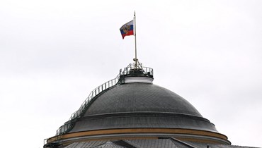 العلم الروسي يرفرف فوق مقر إقامة الرئيس الروسي في الكرملين بموسكو (24 حزيران 2023، أ ف ب). 