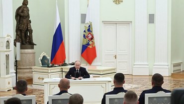 بوتين ملتقيا جنودا في الكرملين بموسكو (27 حزيران 2023، أ ف ب).