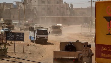 عربات مدرّعة تابعة للجيش السوداني تسير في شوارع الخرطوم  (أ ف ب). 