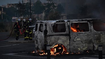 إحراق سيارات في باريس احتجاجاً على مقتل الشاب (أ ف ب).
